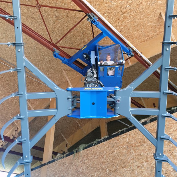 Feeding hay claws with Elite by MOBILIS busbars